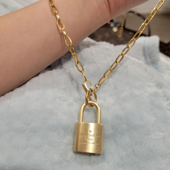 💯 Authentic Louis Vuitton Padlock and Key Gold Brass - Picture 5 of 6